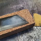 Damit die Panels auch sicher haften, wird die Rückseite aufgeraut.