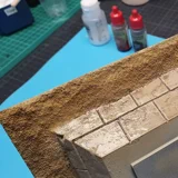 Damit der Wash nicht aus den Rinnen der Steine läuft, musste das Objekt entsprechend gesichert werden.