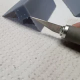 Mit einem Messer und Schleifpapier kann dies berichtigt werden.