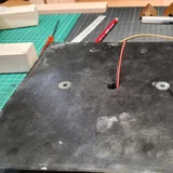 Damit die Elektronik sicher genug Luft hat, habe ich mich für einen “Träger” entschieden der magnetisch an der “Wüste” hängt.