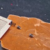 Ich will die Rampe funktionsfähig behalten. Damit das einwandfrei klappt, habe ich mich von Uhren-Bändern inspirieren lassen und mit 3D-Druck, zwei Federn und Stückchen von Büroklammern Scharniere gebaut.
 Ich will die Rampe funktionsfähig behalten. Damit das einwandfrei klappt, habe ich mich von Uhren-Bändern inspirieren lassen und mit 3D-Druck, zwei Federn und Stückchen von Büroklammern Scharniere gebaut.